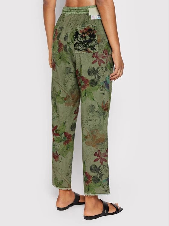 Desigual Stoffhose DISNEY Mickey Camo Flowers 22SWPW23 Grün Regular Fit 5 Desigual Stoffhose DISNEY Mickey Camo Flowers 22SWPW23 Grün Regular Fit – Bild 3