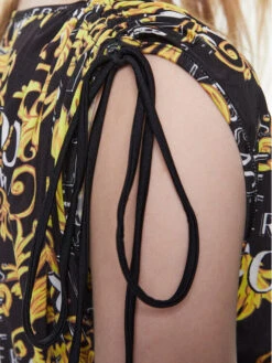 Versace Jeans Couture Kleid Für Den Alltag 74HAO921 Schwarz Slim Fit 11 Versace Jeans Couture Kleid Für Den Alltag 74HAO921 Schwarz Slim Fit -Deutschland Kleid Zart Verkaufs-Shop versace jeans couture kleid fur den alltag 74hao921 schwarz slim fit 4